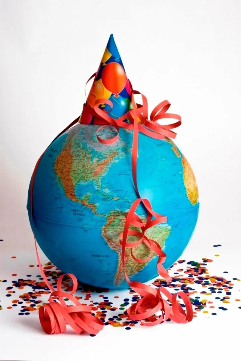 Поздравление путешественнику. С днем рождения путешественнице. С днем рождения путешественнице. Открытка путешественница. Поздравление с днем рождения про путешествия.