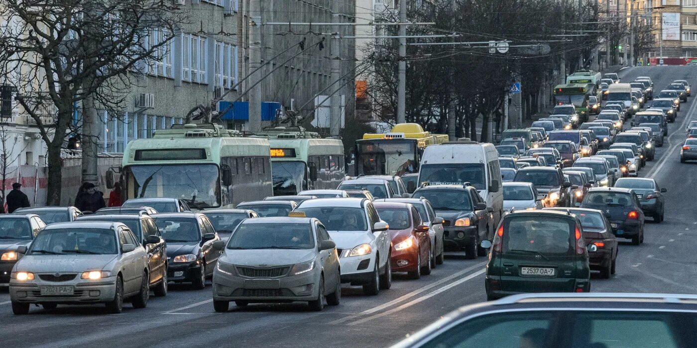 Пробка на минском. Минск пробки. Затор на перекрестке. Затор на дороге перекрёстке. Дорожная пробка карет.