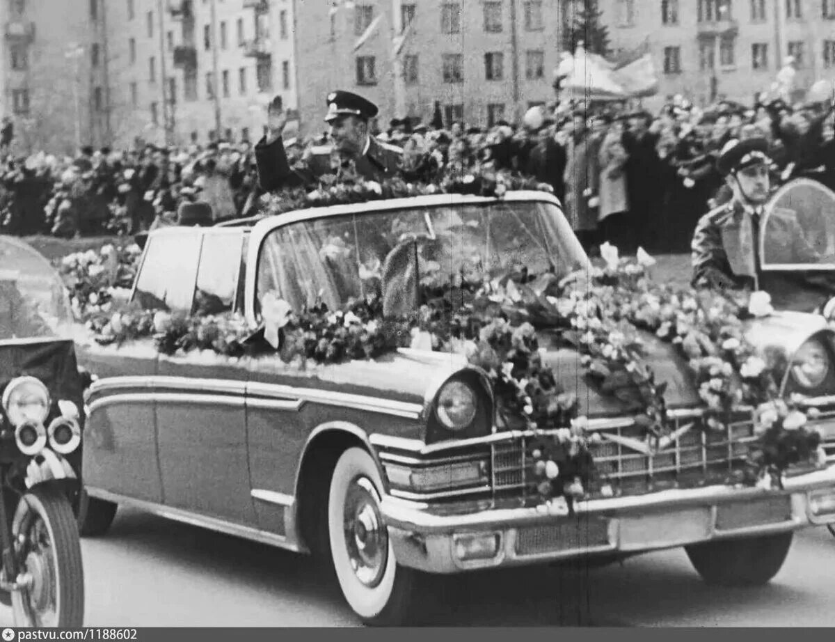 14 апреля 1961 года. ЗИЛ 111в Гагарин. ЗИЛ 111 встреча Гагарина. Автомобиль Гагарина ЗИЛ 111в. Встреча Юрия Гагарина в Москве 14 апреля 1961 года.