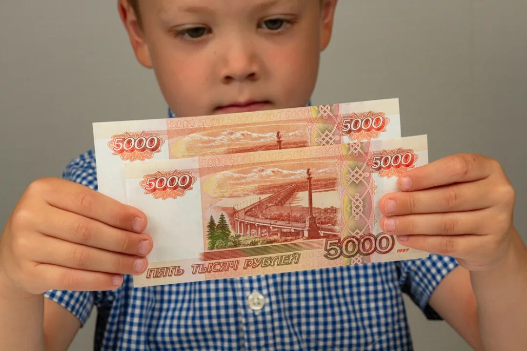 Пособия на детей. Пособие 10 тысяч рублей на ребенка. 10 Тысяч рублей в руках. 10 Тысяч на детей.
