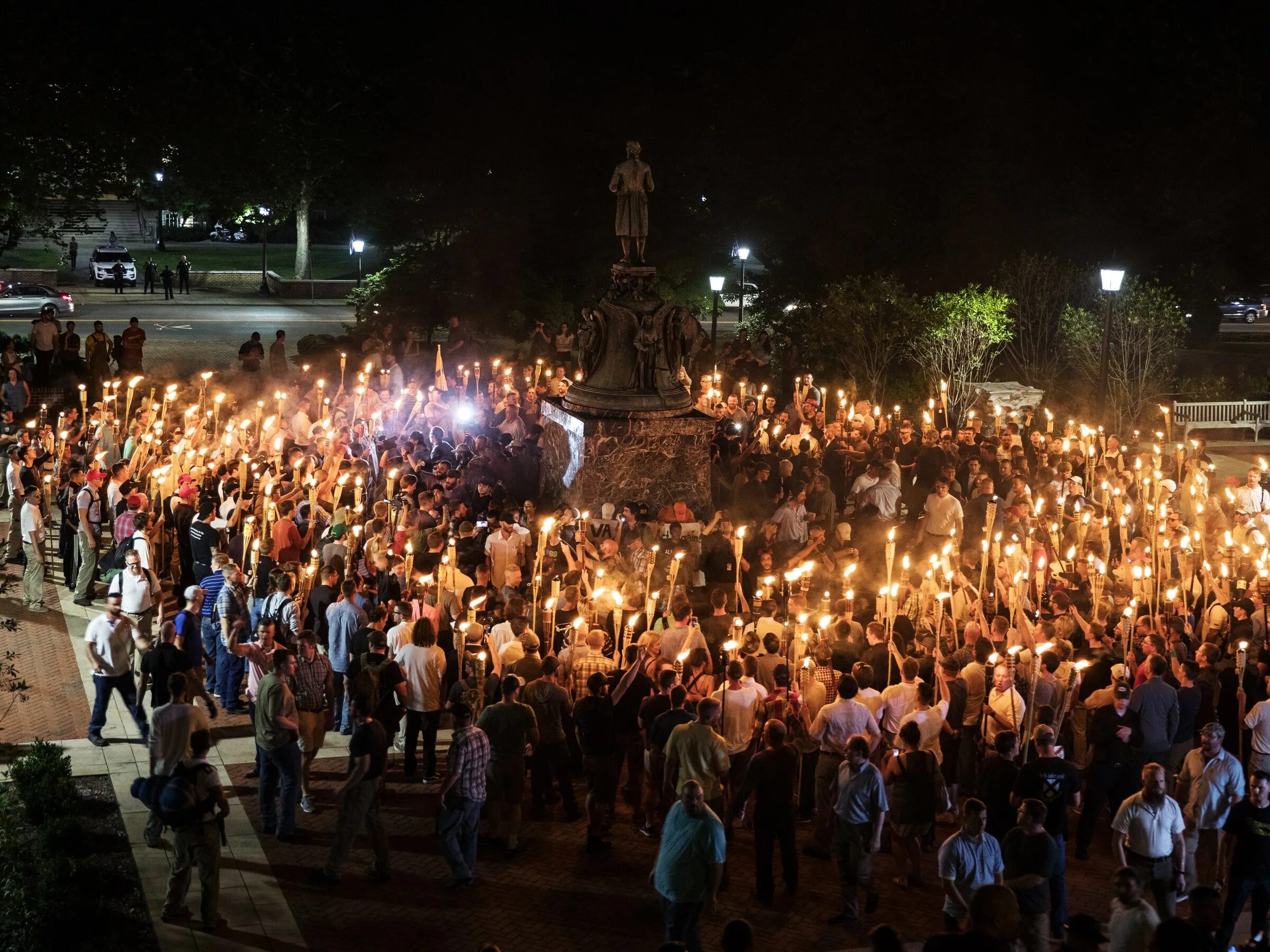Did not replace. &quot;jews will not replace us&quot;. charlottesville. cyntianwesson+charlottesville. человек с факелом ночь толпа фото.