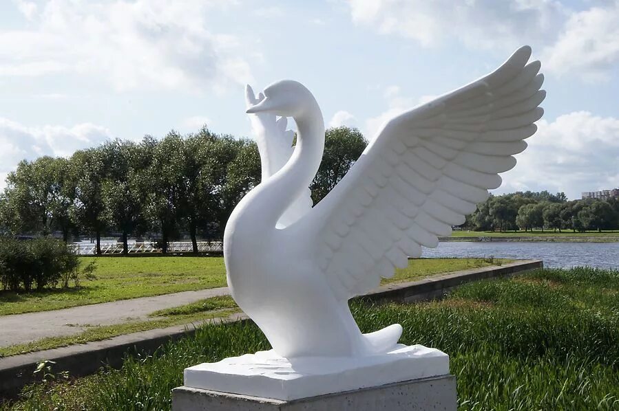 Скульптура лебеди где находится. Памятник рождение счастья. Статуя лебедей в нижнем новгороде. Памятник белый лебедь колпино. Уфа сипайлово памятник два лебедя.