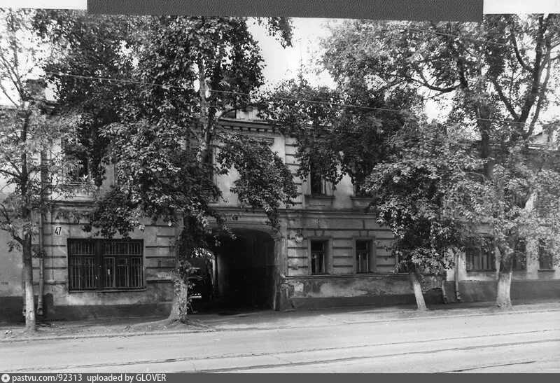Ул школьная 47. Школьная улица москва. добровольческая улица москва. старый город в москве дом школьная улица. 1939 двухэтажный дом по школьному переулку.