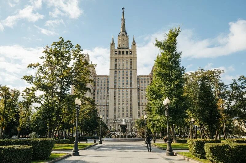 Московский следующий. Кудринская площадь весной. Деревья на Кудринской площади. Кудринская площадь цветение.