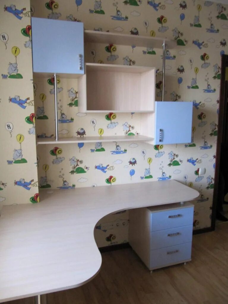 компьютерный стол в детскую комнату. угловой стол для школьника. угловой стол в детскую. угловой стол в детскую. угловой письменный стол для двоих.