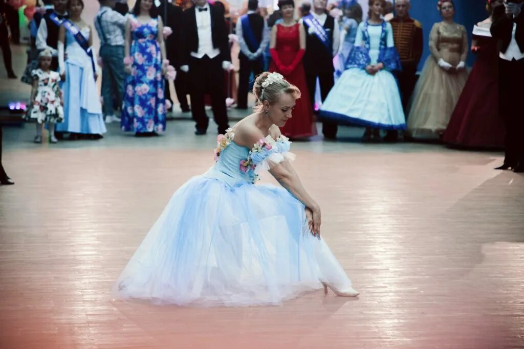 Инклюзивный бал картинка. Классические бальные танцы. Спортивно бальные танцы чита. Рука приглашающая на танец. Мой король queens и николай басков.