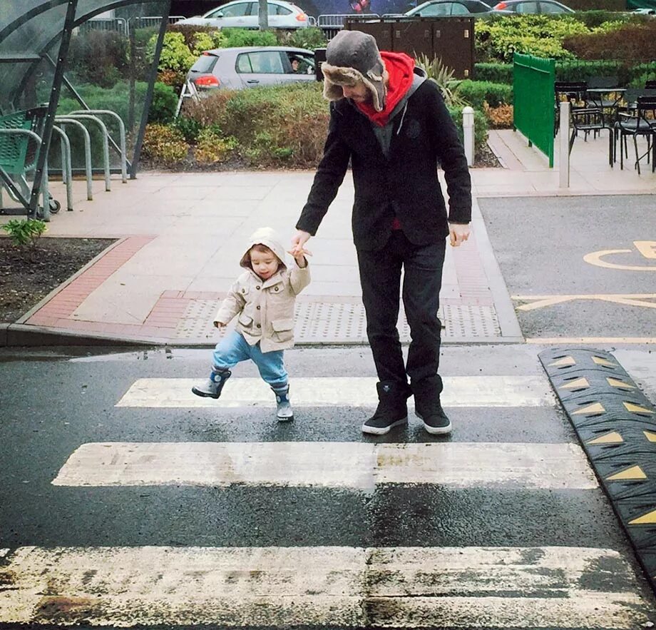 Дороге мама и папа. Родители и дети на дороге. Дороге мама и папа. Семья на прогулке в парке. Родители и дети на дороге.