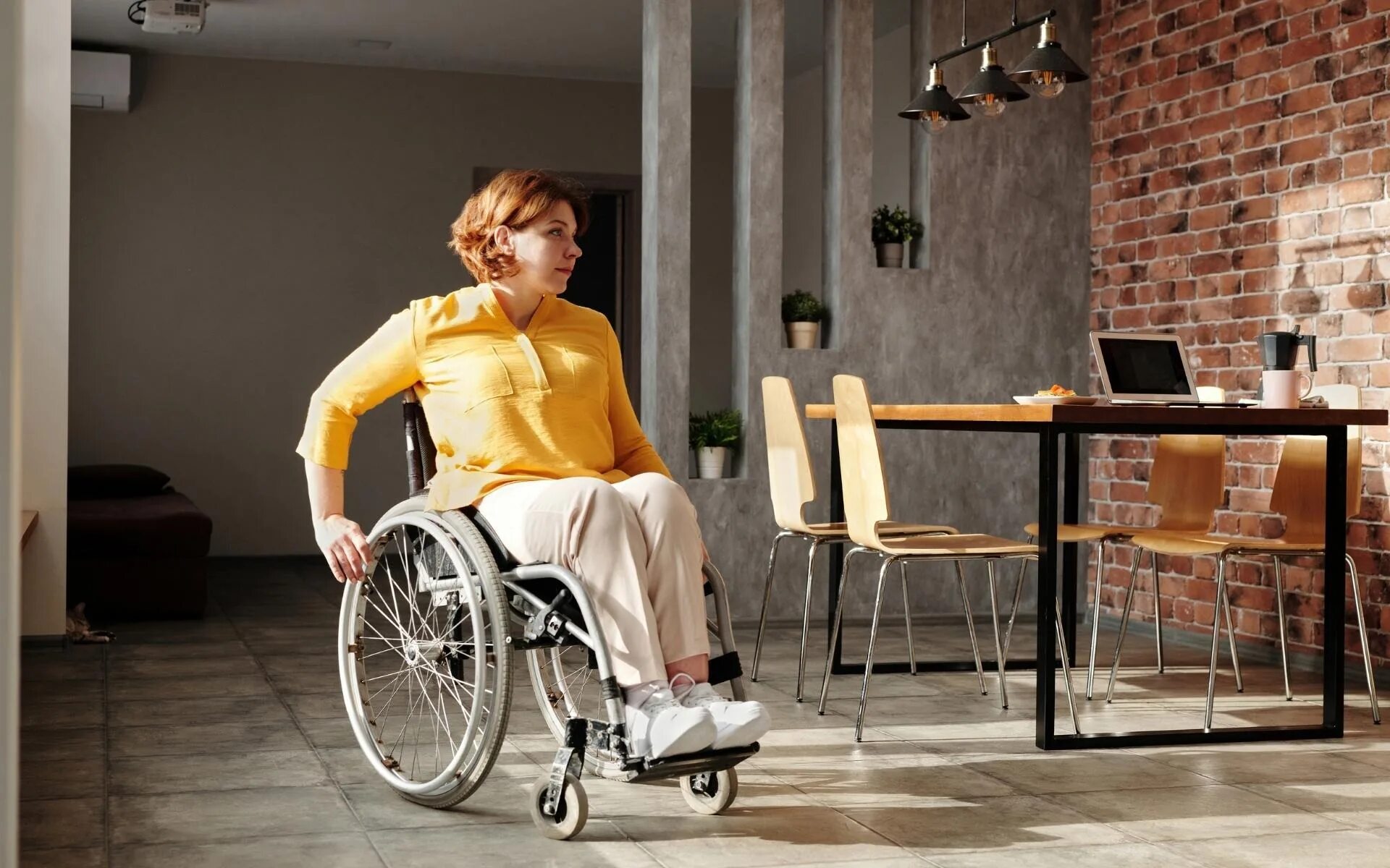 Самозанятый инвалид 1 группы. Человек в инвалидной коляске. Девушка инвалид. Дома для людей с ограниченными возможностями. Инвалид дома.
