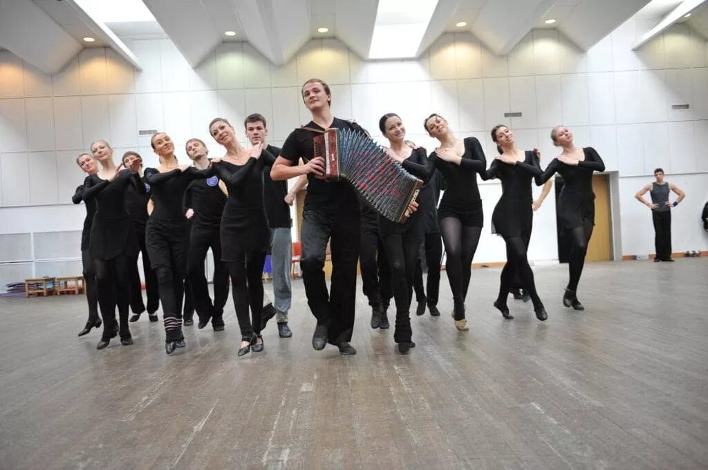 мариуполь танцевальные коллективы. магазин все для танцев на белорусской. игорь моисеев балет. балет игоря моисеева. репетиции ансамбля.