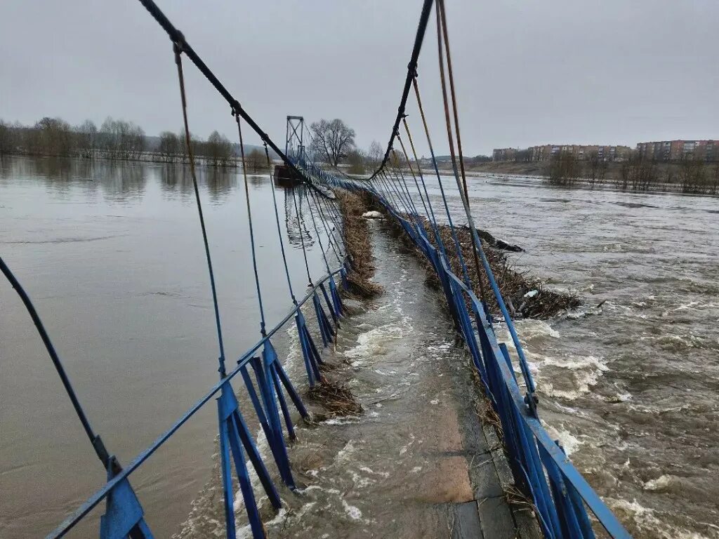 Уровень воды в реках калуги. Товарково висячий мост. Навесной мост Товарково. Товарково Угра мост. Затопило мост Товарково-Калуга.