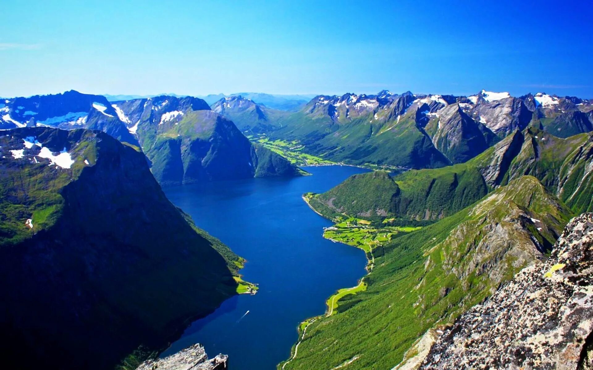 Норвегия горы фьорды. Акернесет гора в Норвегии. Фьорд в Норвегии Скандинавия. Осло Норвегия фьорды.