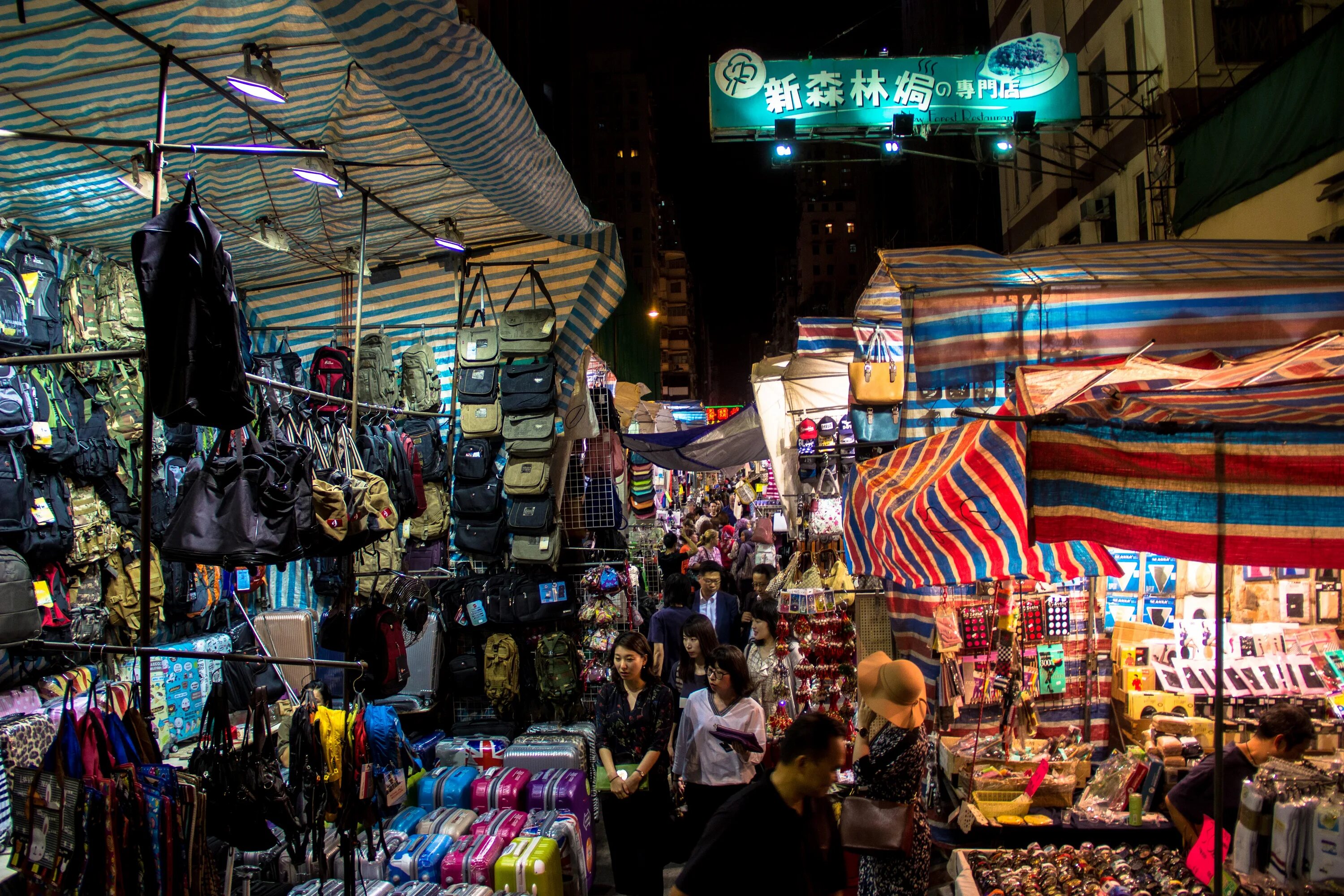 Коллекция ночной рынок. Рынок одежды в Гонконге. Женский рынок Гонконг. Свободный рынок.