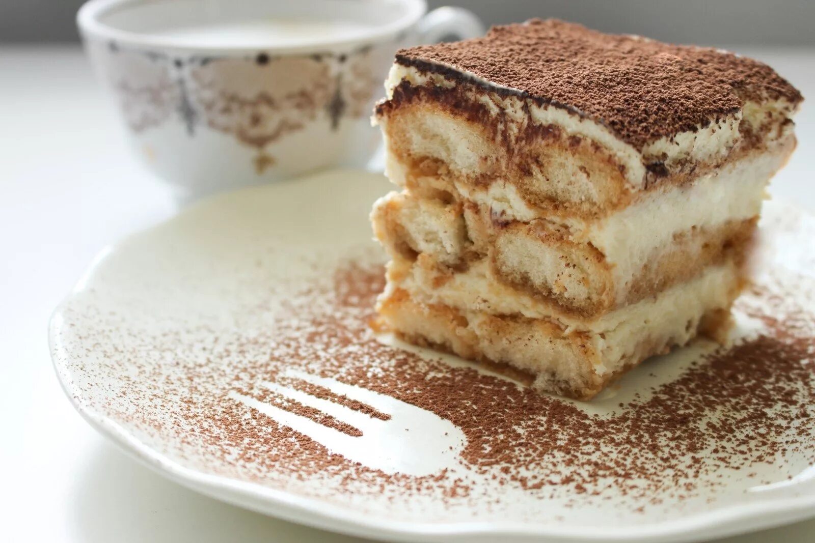 Пирожное. Тирамису фото. Тирамису без яиц со сливками. Тирамису рецепт со сгущенкой. Тирамису из печенья.