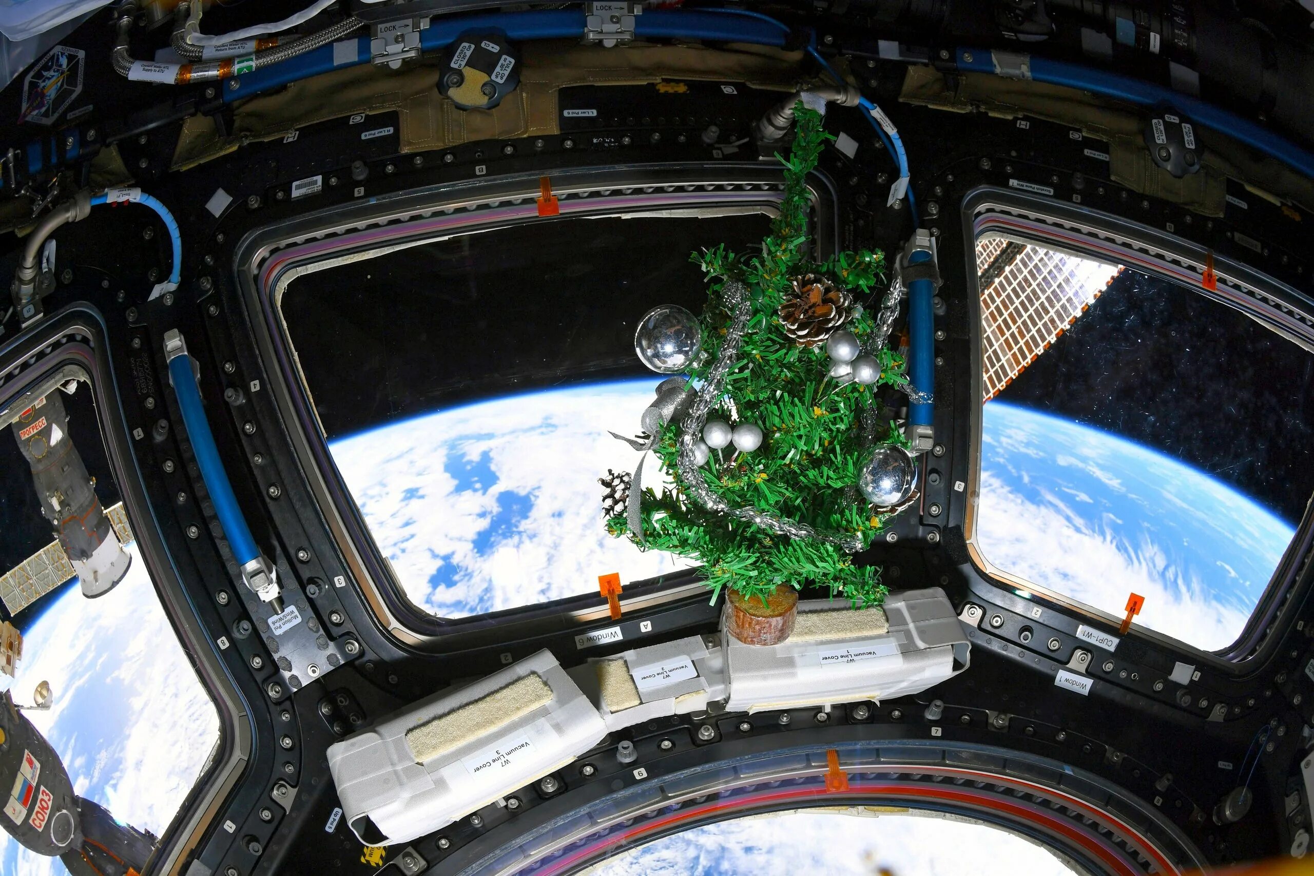 Космический год что это. Туманность ngc 2264. Космос. Новогодняя планета. Новый год в космосе.