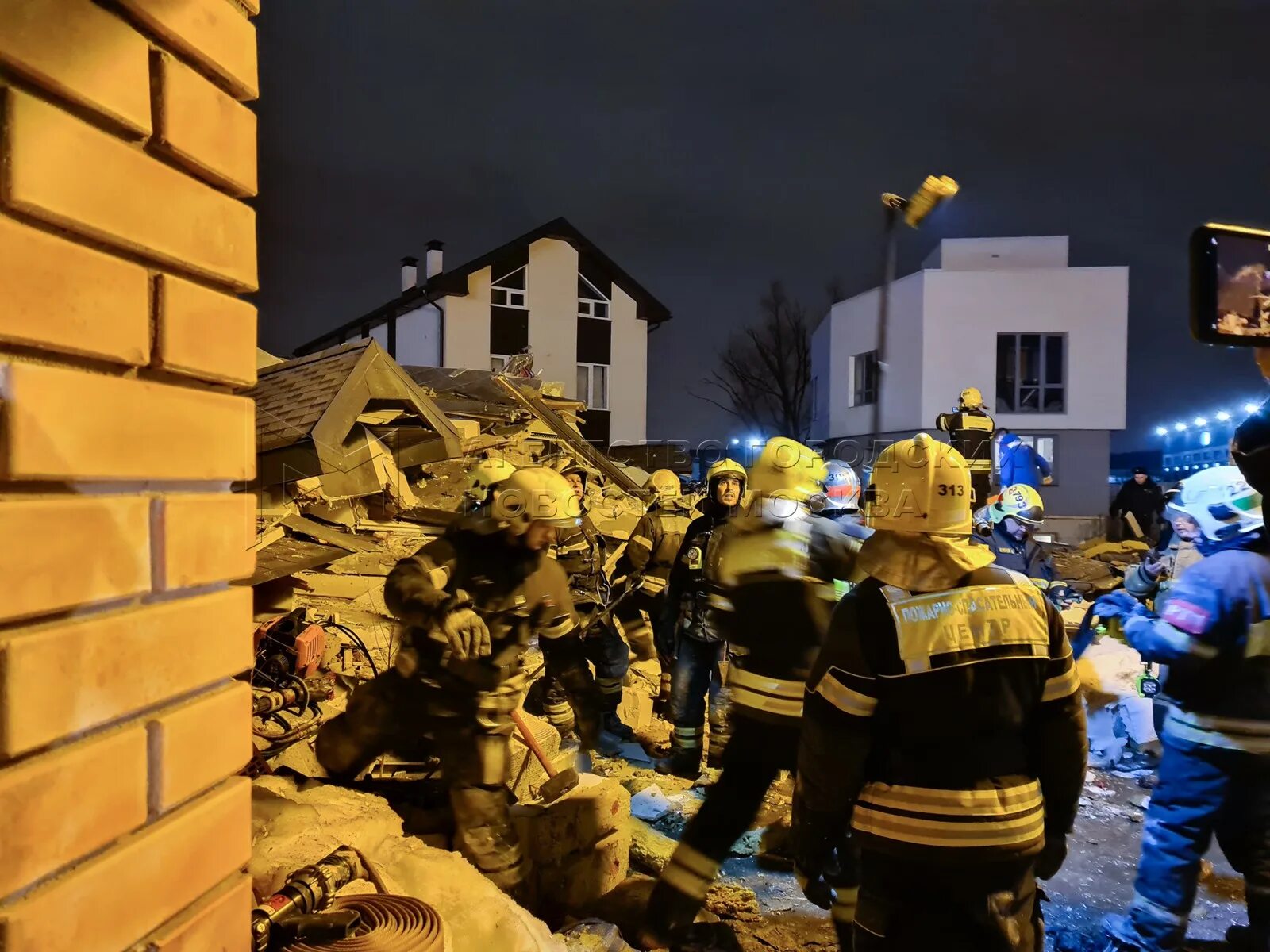 Взрыв газа в частном доме. Взрыв в новой Москве. Обрушение частного дома. Взрыв в ТИНАО. Новости москва сейчас взрывы