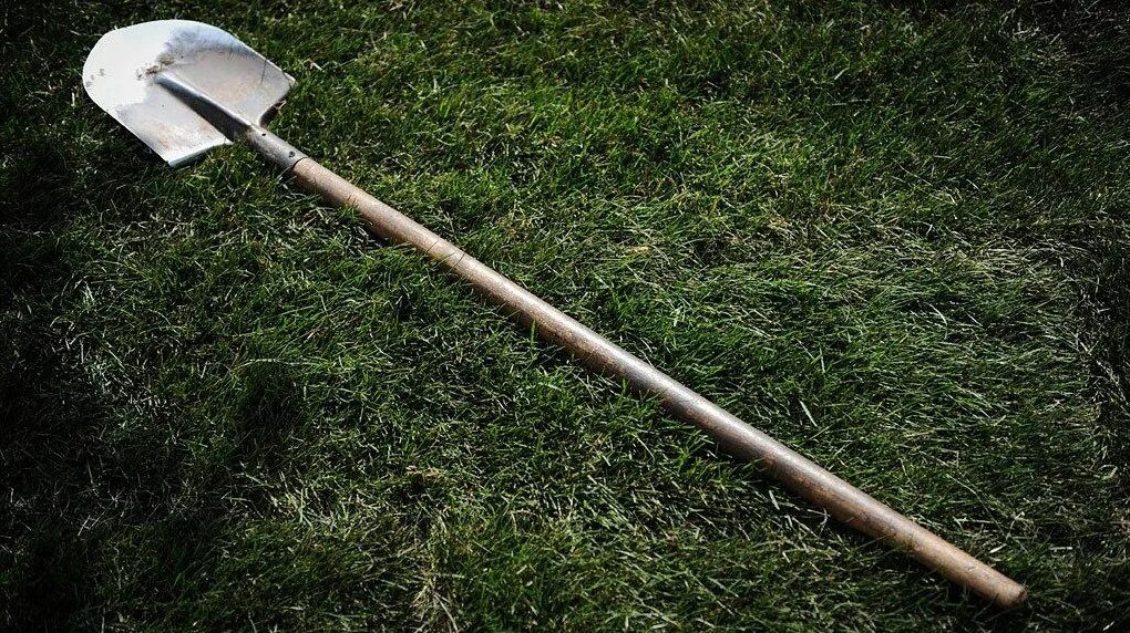 Притча о талантах рисунок. Зарывать талант в землю иллюстрация. Притча лопата. Притча лопата. Притча лопата.