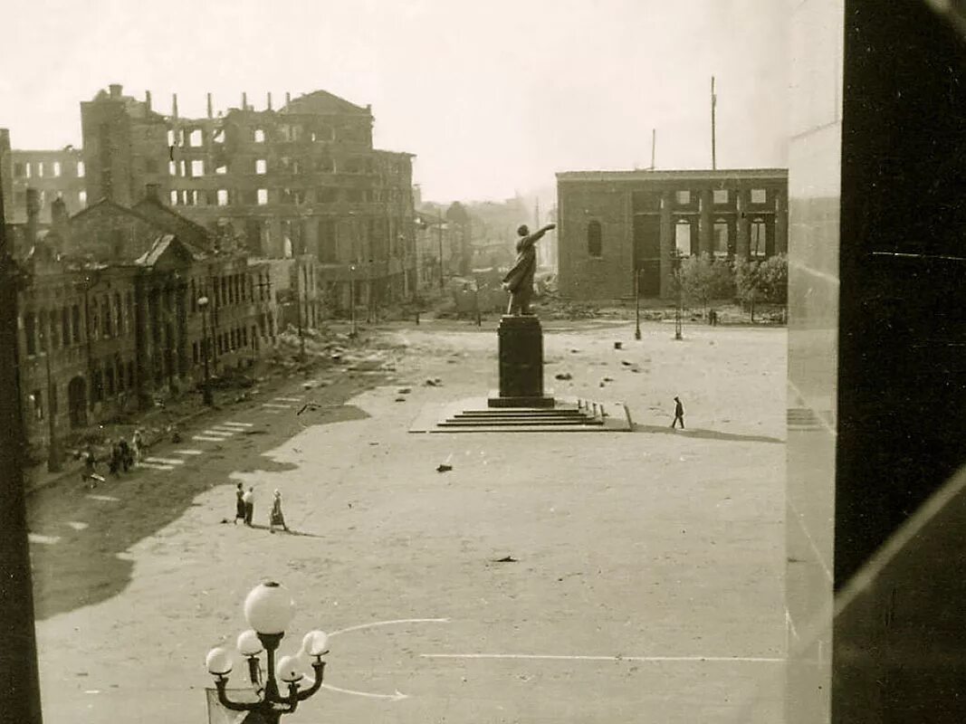 Воронеж 1942 площадь ленина. Площадь ленина воронеж 1942 год. Воронеж 1942 площадь ленина. Разрушенный воронеж 1943. Воронеж в военное время.