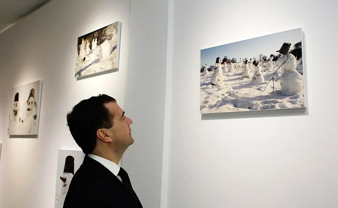 школа 14 невского района. школа 316 невского района. люди осматривают выставку. мултиметнйый картинка для паречный аву. школа 690 невского района.