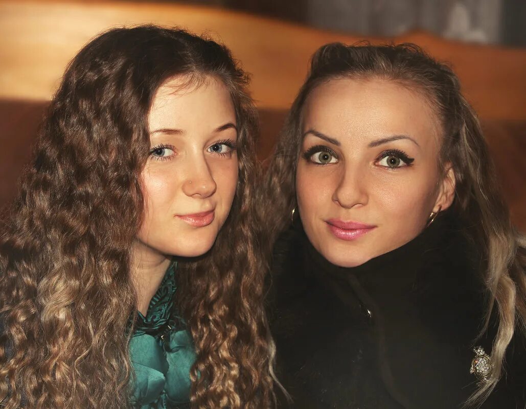 Подруга показала. Две подружки. Красивые подруги. Подруга показала. Девочки подружки.