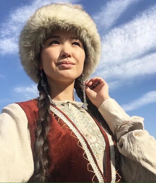 Казахи потомки. Казахстанские женщины. Казашка в национальном костюме. Казахский национальный костюм для женщин. Казахские косички.