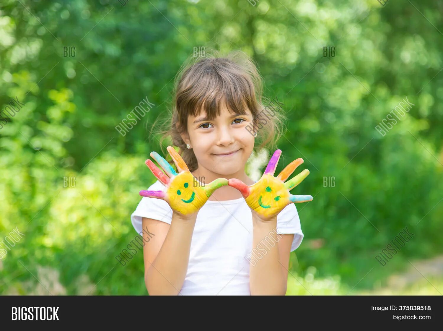 Child focus. Рука и улыбка ребенка. Руки в краске улыбка. Руки детские в краске и улыбкой. Детские руки в краске фото.