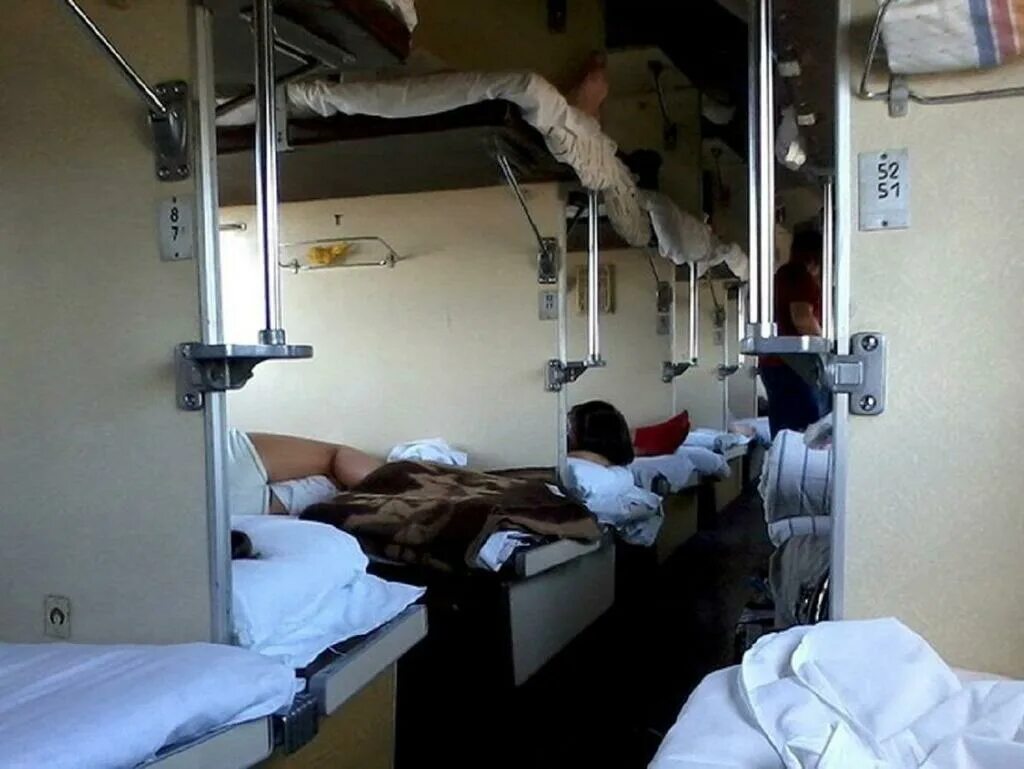 Поезд 127ы красноярск адлер купе. Поезд 127ы красноярск адлер. Красноярск адлер отзывы. Поезд 127ы 10 вагон. Плацкарт с людьми.