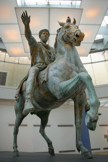 Скульптура на коне в питере. 160-180 гг. Железный конь. Амазонка скульптура. Современная скульптура лошадь.