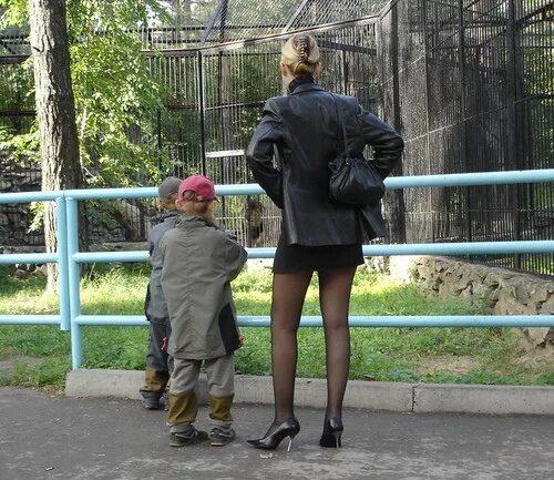 Сын смотрит как мама писает. Мамаши на прогулке. Мамки на прогулке. Семья эксгибиционистов. Эксгибиционистка на улице