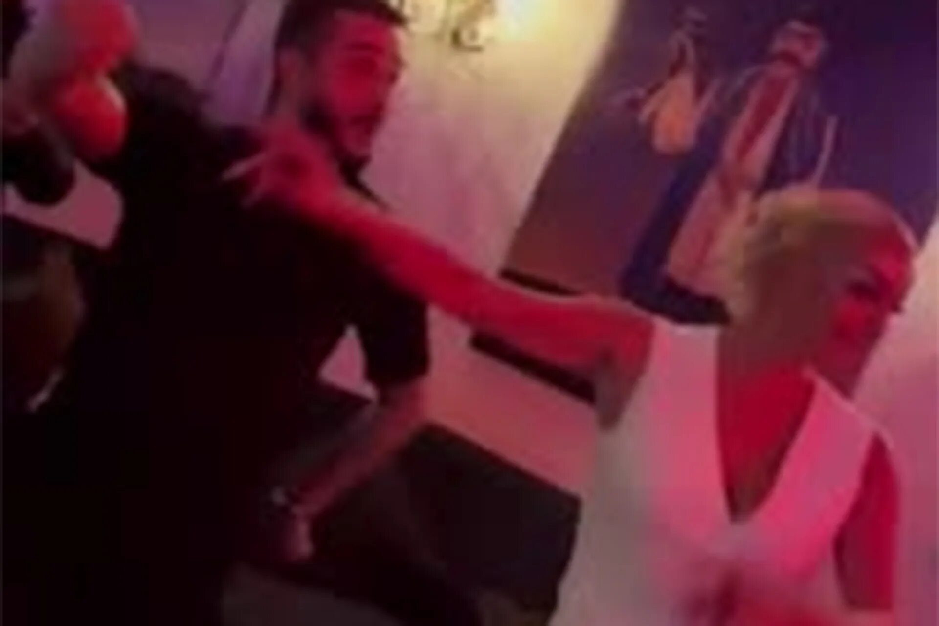 Видео где джигурда танцует с волочковой. В танце. Пляска танец. Танцы в кафе. Мужик танцует с микрофоном.