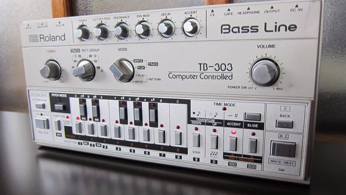 Bass line ru. Roland TB-303. Roland tr88. TB 303 acid. Roland tr-909.