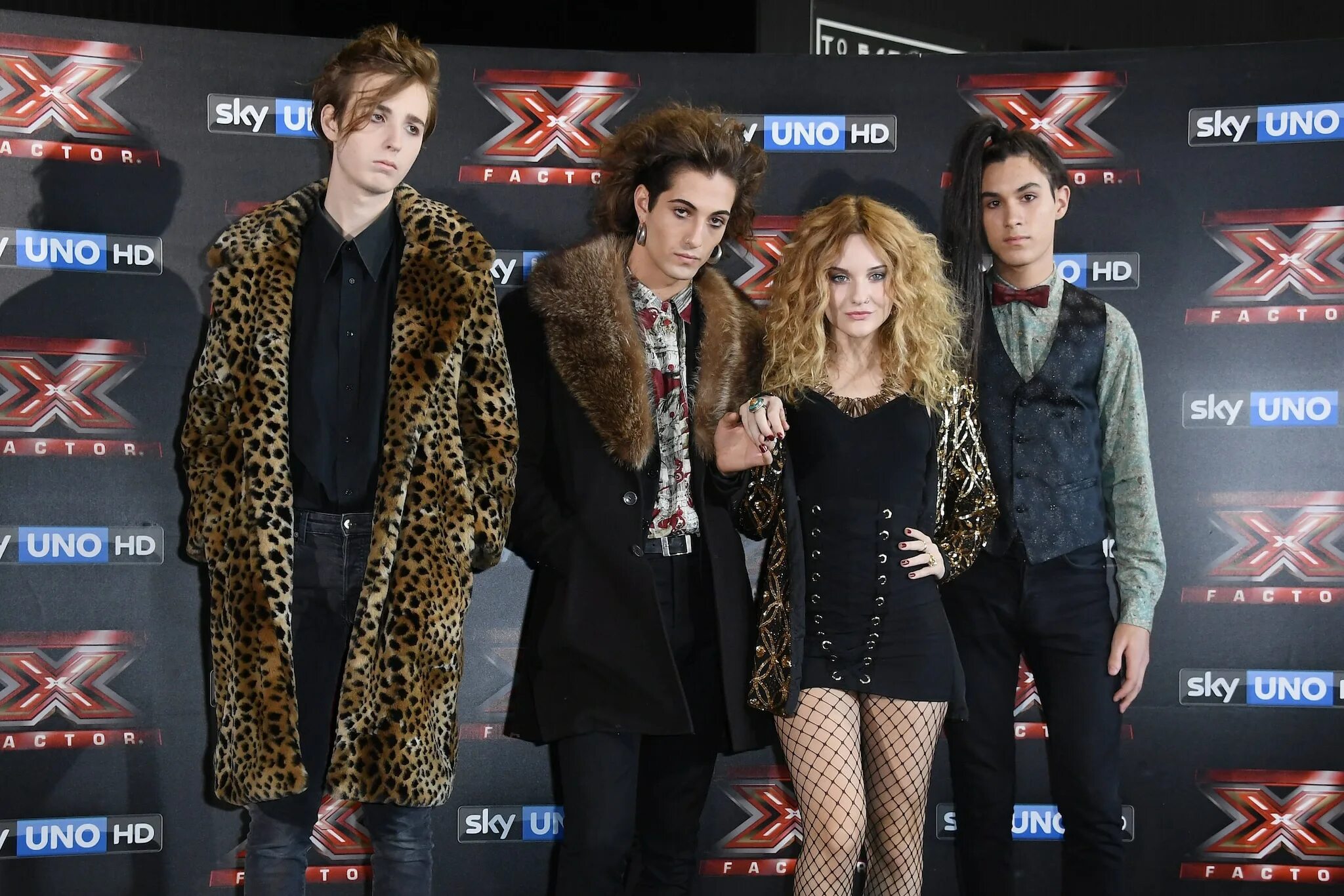 Maneskin valentine перевод. Манескин икс фактор. maneskin x factor 2025. moneskin группа. måneskin x factor 2017.