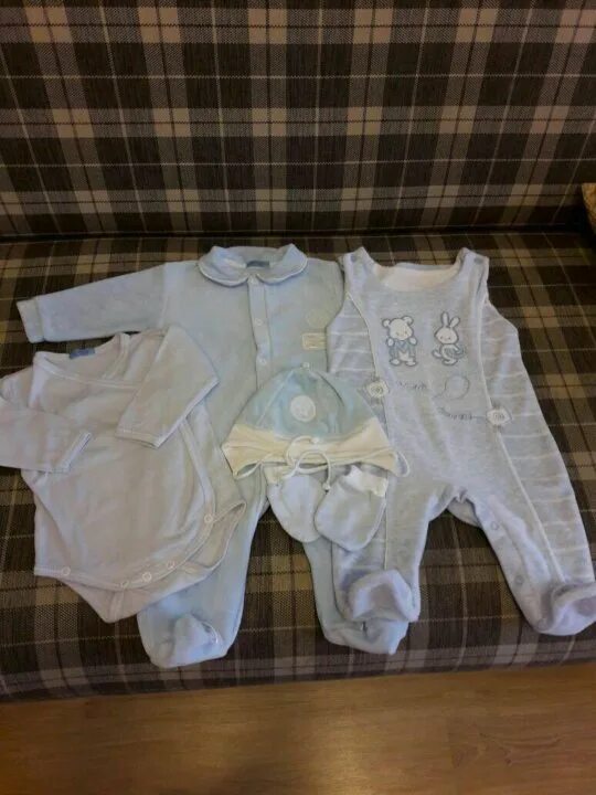 Вещи для новорожденных. Вещи новорожденным бу. Вещи новорожденным бу. Бэушные вещи детские. Куча детских вещей.