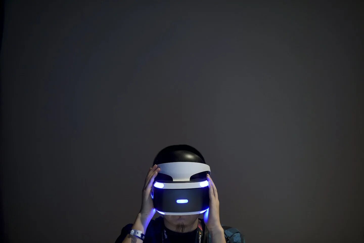 Vr пол. Виар шлем. VR шлем тренажёр. Шлем виртуальной реальности. Шлем виртуальной реальности арт.
