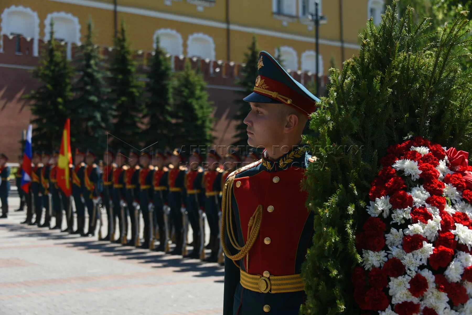 Возложение венков 22 июня 2024 года. Возложение венков 22 июня 2024 года. Возложение венков 22 июня 2024 года. Возложение цветов к могиле неизвестного солдата 22 июня. Возложение венков к могиле неизвестного солдата.