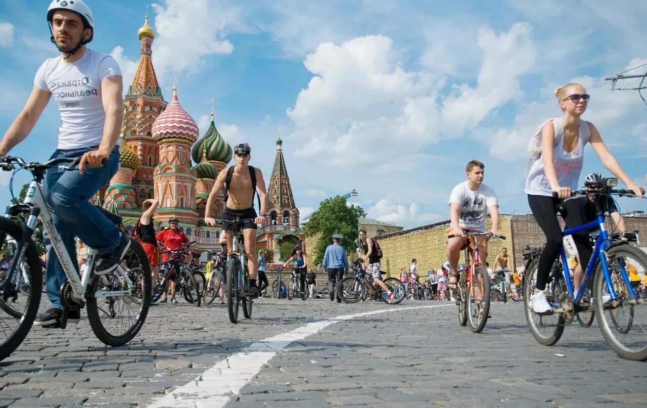 Ездить на работу на велосипеде. Веломарафон в Москве. Велосипедист в городе. Велосипедист Москва. Прогулка на велосипеде.