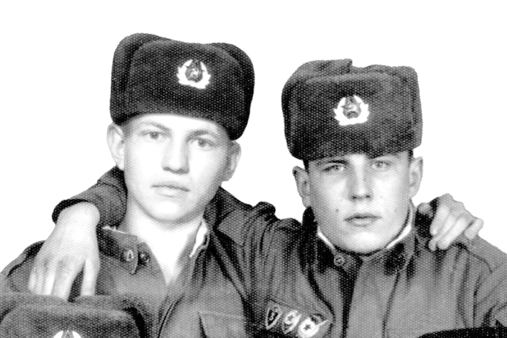 Служили 2 брата. Брон 22 1994. Служили 2 брата. Друзья в армии. Александр баширов 2022.