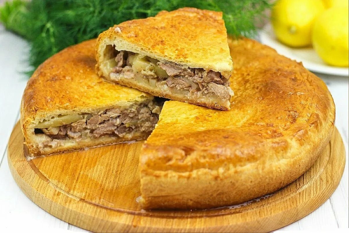 Пирог из картофельного теста. Пирог с мясом и картошкой. пирог с мясом и картошкой в духовке. картофельный пирог с мясом. пирог в тесте с мясом и картошкой.