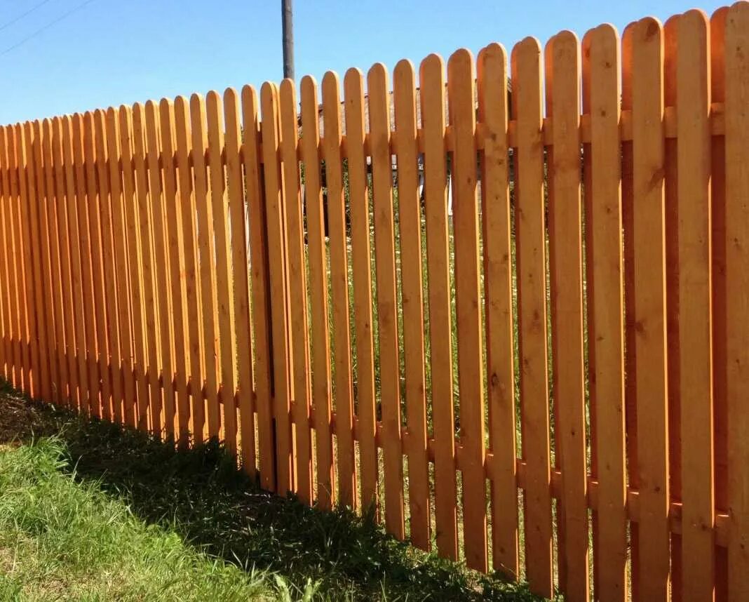 Деревянный забор. Штакетник деревянный. Деревянный забор для дачи. Красивый забор из штакетника деревянного.