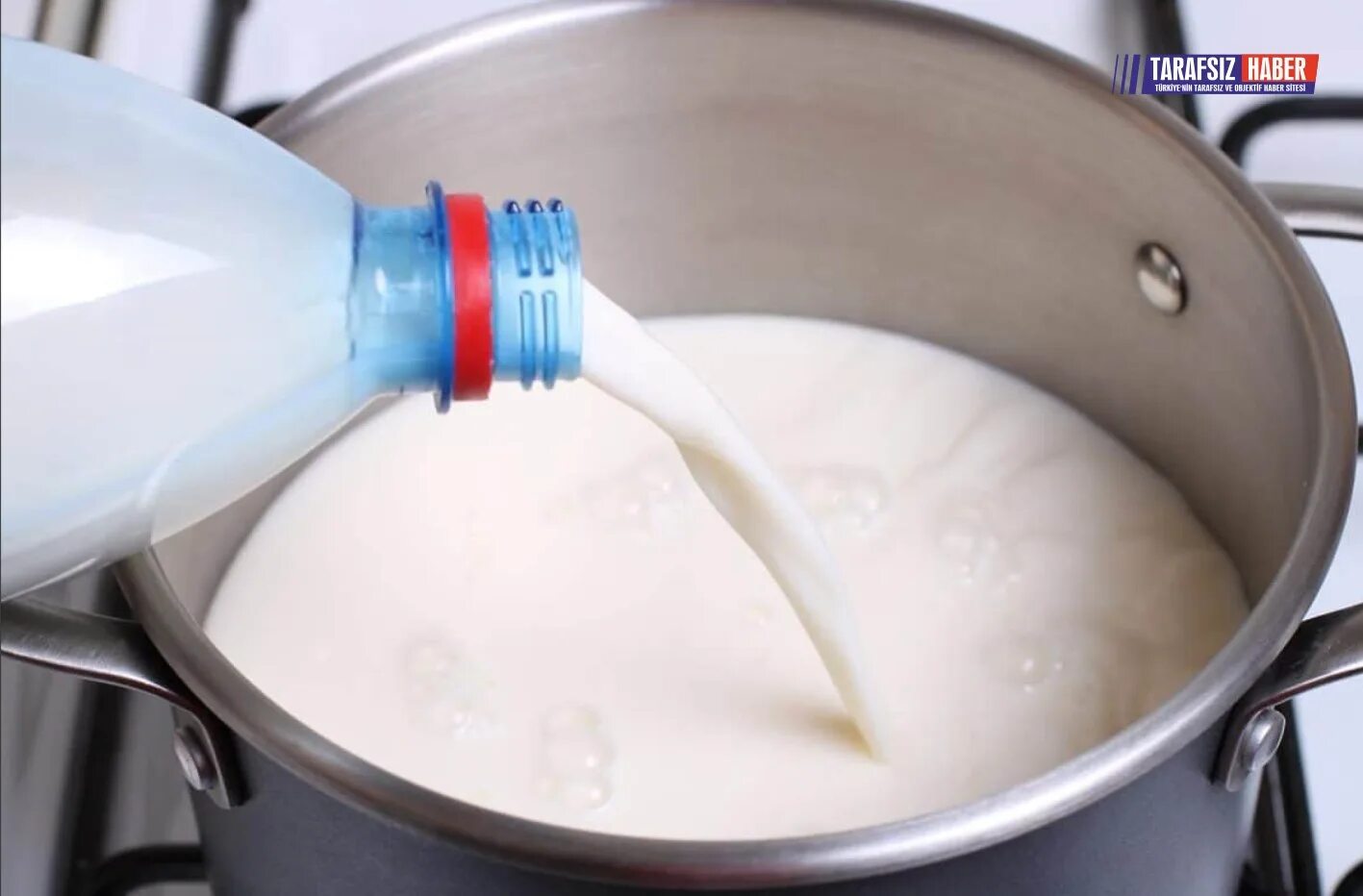 Молоко в кастрюле. Кипящее молоко. Кипяченое молоко. Наливаем молоко в кастрюлю.