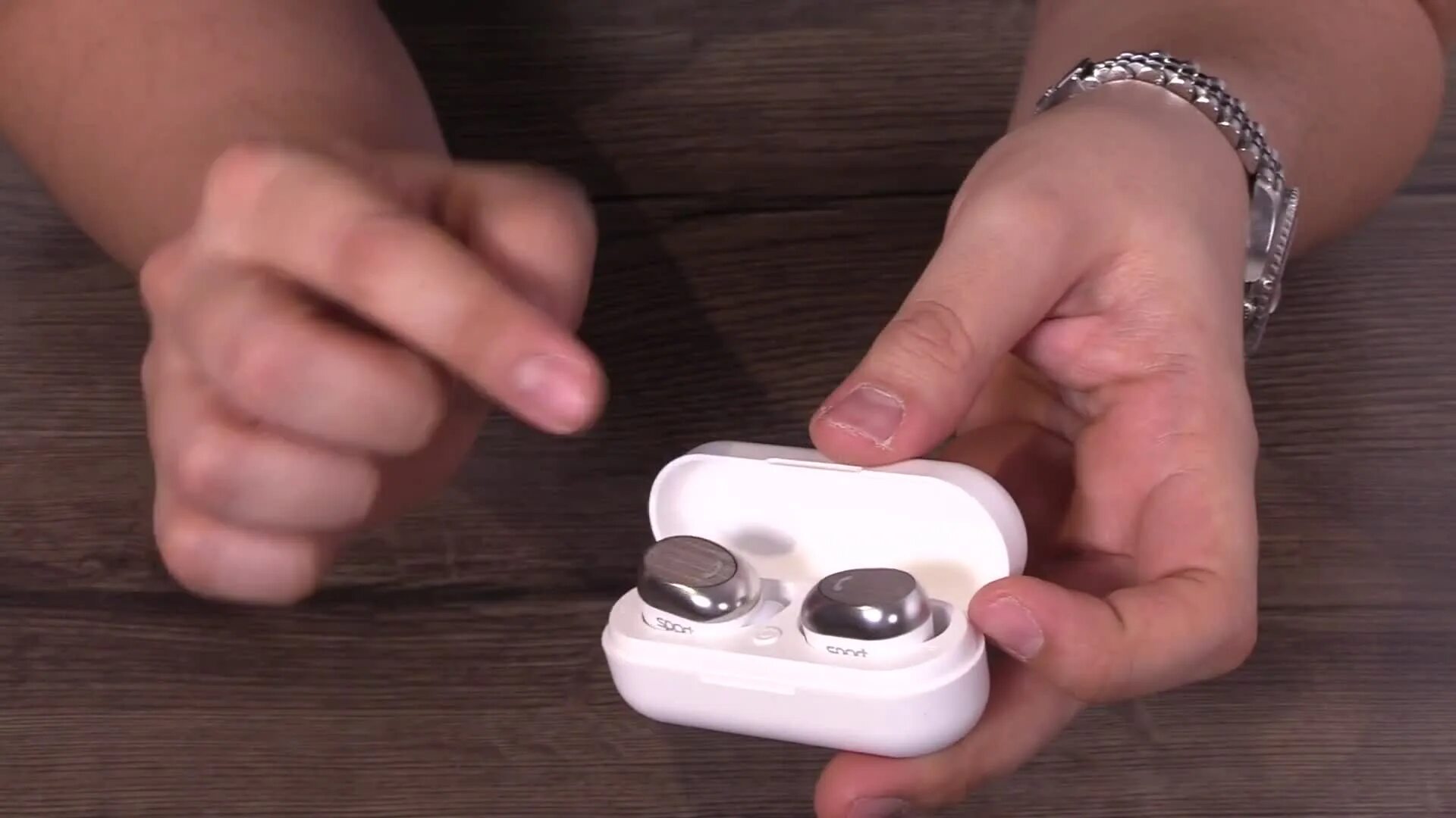 Постирал airpods. Накладки на AIRPODS. Датчик кожи AIRPODS. AIRPODS 3d накладки. Сменные накладки для AIRPODS Max.