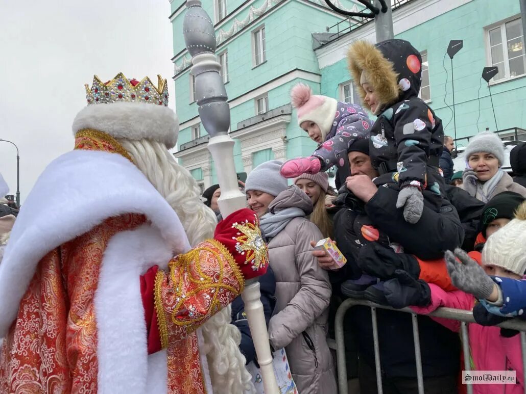 Дед мороз встречается с гостями которые приехали. Дед Мороз фото. Дед Мороз в Смоленске. Фото Деда Мороза и Снегурочки. Сказки Деда Мороза.