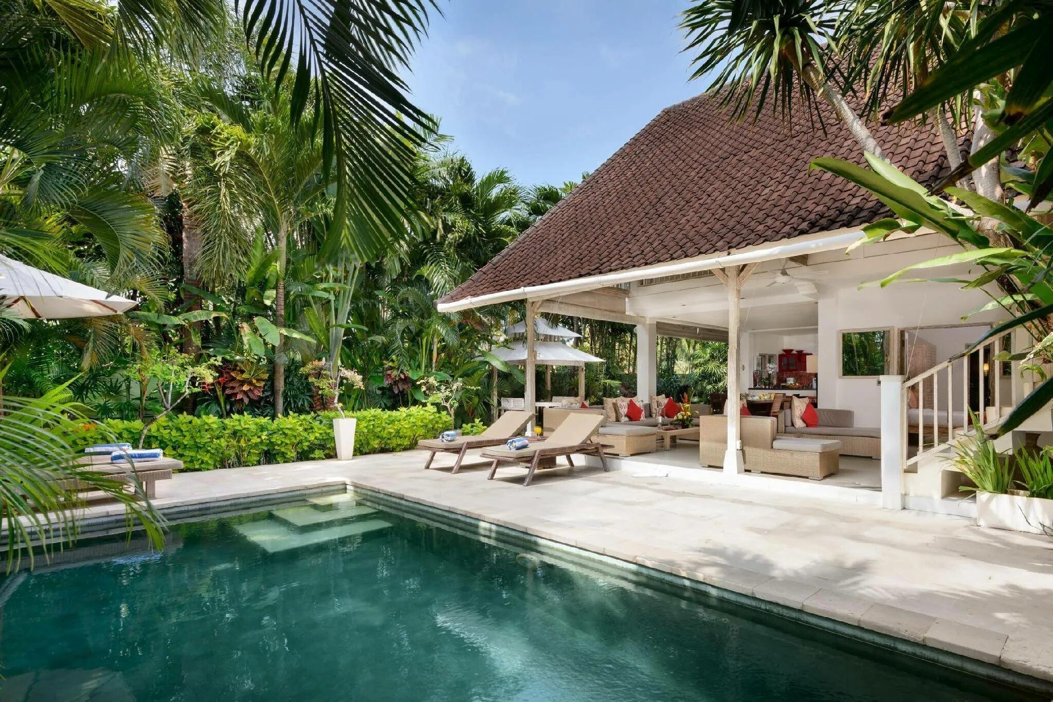 Бали недвижимость купить цена. Вилла на Бали. Бали маленькая вилла. Денпасар Бали виллы. Дом вилла на Бали.