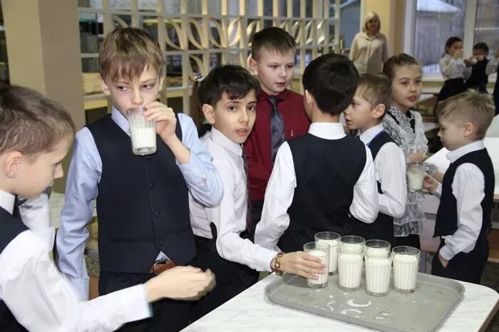 Школа пила. Школьное молоко. Молоко детям начальной школы. Школьники пьют молоко. Молок в школьной столовой.