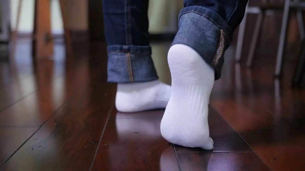 White socks girl. Стопы в носках. Белые носки. Ступни в белых носках. Ножки в носочках.