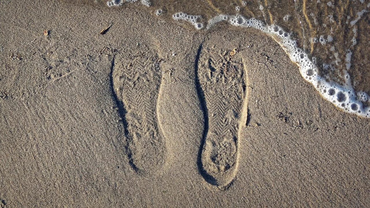 Текст следы на песке. Отпечаток обуви на песке. Следы на песке. Следы ботинок на песке. Следы обуви на песке.