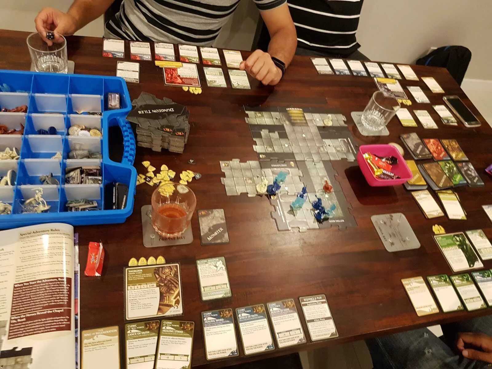Dungeons dragons настолка. Настольная ролевая игра dungeons dragons. Dungeons dragons настолка. Поиграть в днд в москве. Dungeon master настолка.