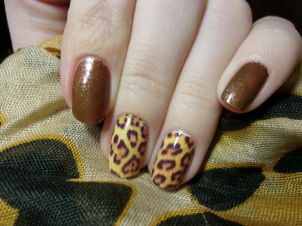 Тигровые ногти дизайн. Леопардовый маникюр. Ногти с леопардовым принтом. Ногти с тигровым принтом. Маникюр с леопардовым принтом на короткие ногти.
