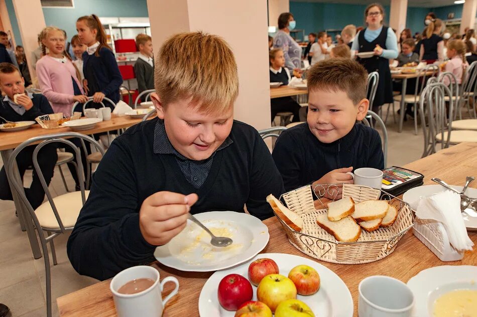 Школа голодным. Завтраки в школах Москвы. Школьная столовая в богатой школе. Чем кормят в школе. Как кормят детей в школе.