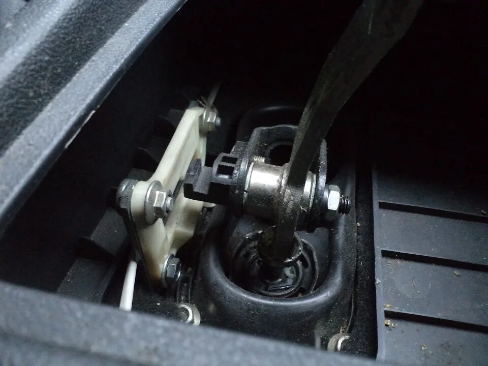 Как поменять кпп на приоре. Мкпп приора 1. Подушка коробки кулисы приора 16 клапанов. Кулиса ваз 2170 приора. Ручка кпп гранта.