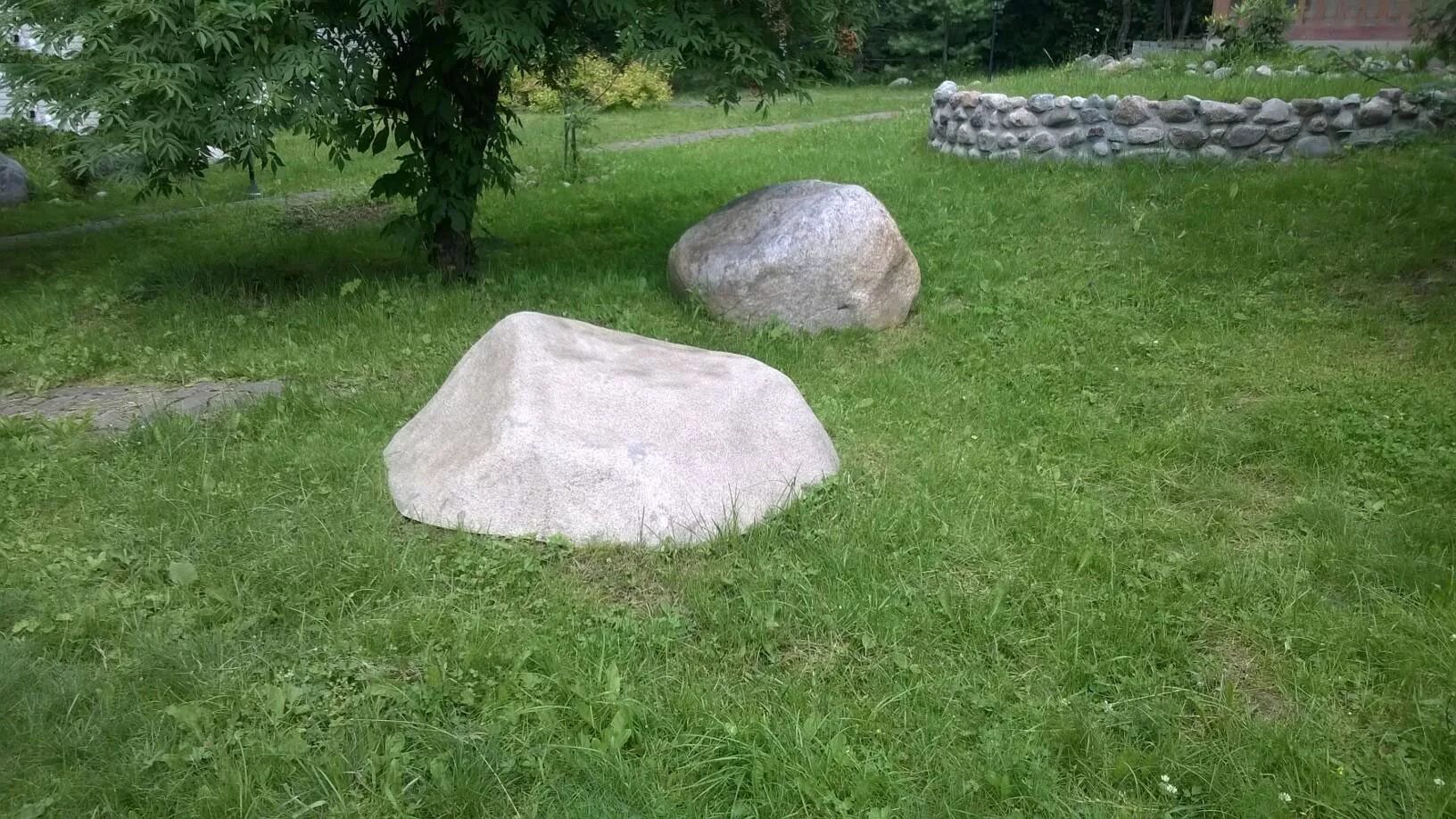 Крышка люка для септика большой камень u08026. Искусственный валун на люк. Декоративная крышка для септика. Декоративный камень на люк. Декоративный камень для септика.